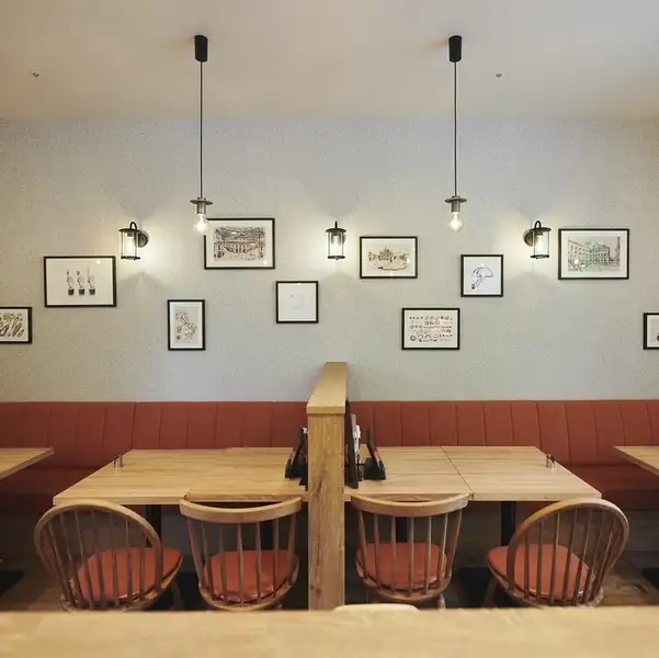 東京ドームシティラクーア内に位置し、アクセスも便利！店内は明るく清潔感があり、カフェ利用や食事に最適な空間です。テイクアウトやキッズメニューも充実しており、幅広いニーズに対応しています◎