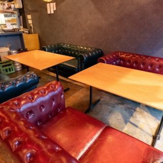 2名様からご利用可能なソファー席。広々としてゆっくりくつろげちゃいます★