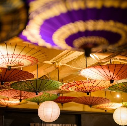 <p>和傘が特徴のお洒落な店内。様々な人数に対応可能なテーブル席では、少人数の集まりから、テーブルを繋げて最大28名様までのお席もご用意可能です。ご友人との飲み会や女子会、会社の同僚との宴会などにもぜひご利用ください！</p>