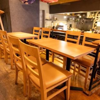 2名様からご利用いただけるテーブル席。お隣と繋げると最大8名様までご利用いただけます!