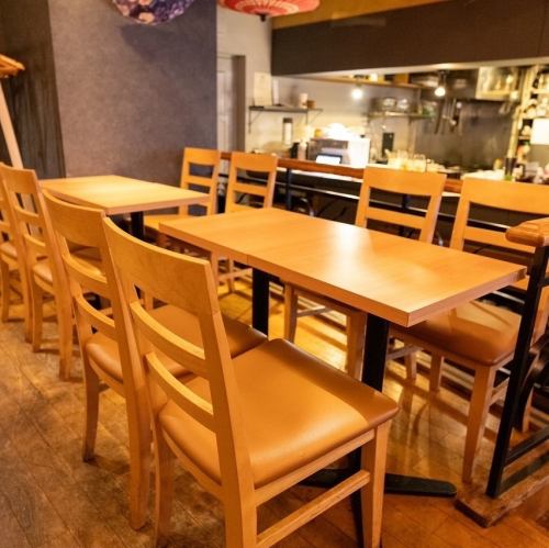 2名様からご利用いただけるテーブル席。お隣と繋げると最大8名様までご利用いただけます!