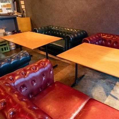 <p>3～4名様までご利用いただけるソファー席は、2席ご用意しております。繋げて最大8名様までのご利用も可！ソファーに腰を深く座り、落ち着けてごゆっくりとお過ごしいただけます。</p>