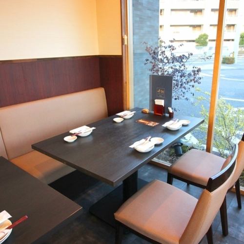 Table seats located on the window side! A comfortable seat with a gentle light for lunch!