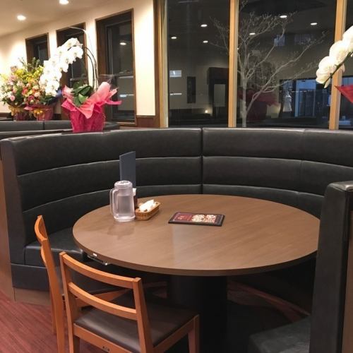 We have table seats and unusual round table seats in the store ♪ Please use it for various purposes such as meals and dates with family and friends ◎ Various banquets are also available Depending on the number of customers It is possible to connect !!