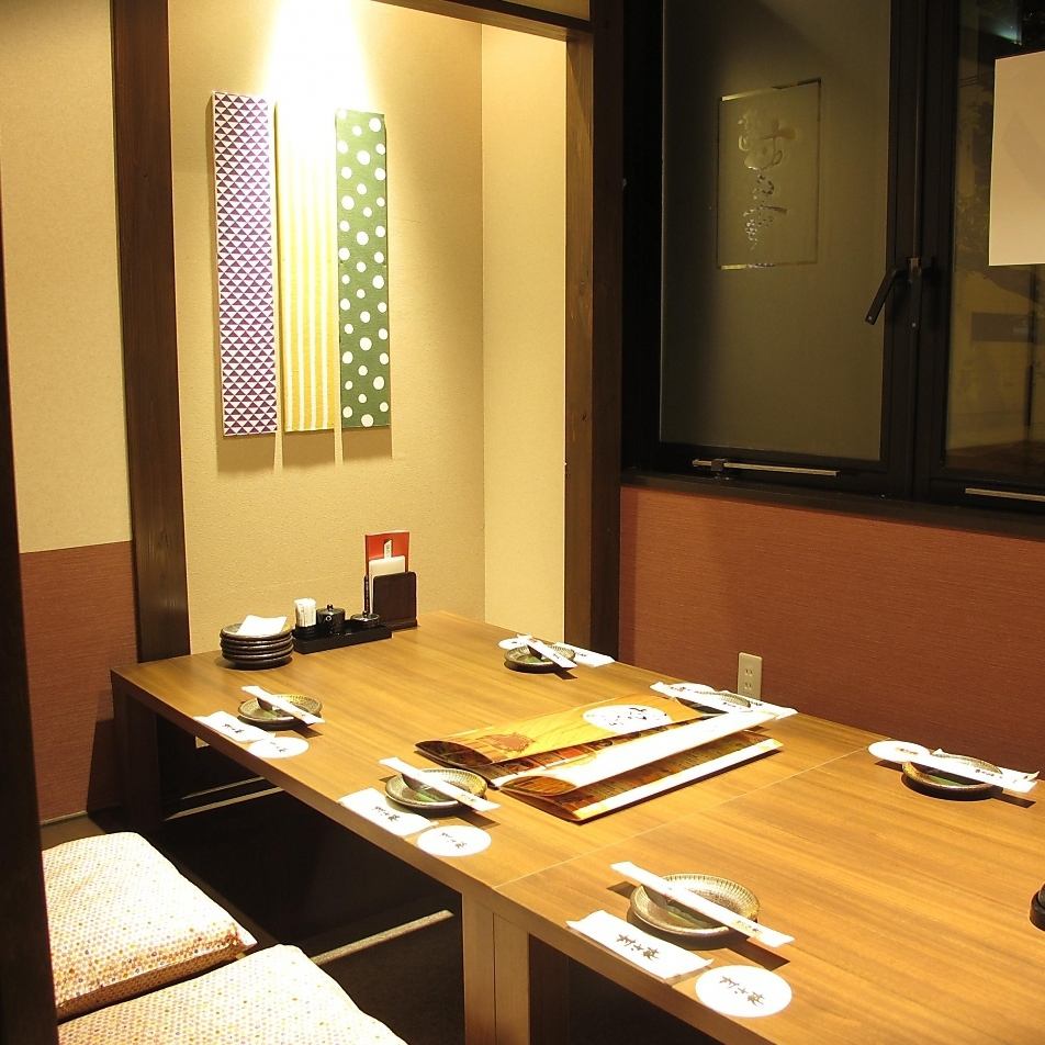 You can relax in a semi-private room with a sunken kotatsu without worrying about your surroundings.