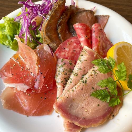 4種の肉盛り(ローストビーフ、ローストポーク、サラミ、生ハム)