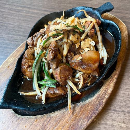 鶏ホルモンの鉄板焼き