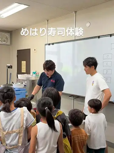 你好😊
這裡是Mehariya 和歌山店。

7月12日，我們與杉山寺子屋合作進行了一個計畫。
我有機會嘗試製作“Mehari壽司”。
由本店經理村尾先生親自授課。
芥菜飯壽司是用醃芥菜包裹的飯糰。
但是，米飯的形狀以及醃芥菜的用量和包裹方法都會產生影響。
它們在食用便利性和外觀上完全不同。
它的簡單恰恰是它的難處。
它的簡潔正是它自江戶時代以來備受喜愛的原因。
最古老的快餐。
擁有光明前途的孩子們會將這份美好傳承給下一代。
我衷心希望你能成為我的絛帶。
感謝寺子屋的杉山先生以及所有參與的孩子們。
我謹向孩子的父母表達我的感激。

哇，已經是七月下旬了！ ☀
雨季結束了，炎熱的夏天來了！ ！
注意預防中暑，並及時補充能量。
請來參觀梅哈里亞！ 😊
我們提供內用和外帶兩種選擇😊
我們期待您的光臨！ 🤗