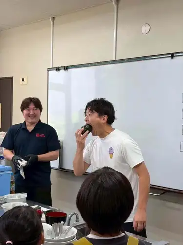 你好😊
這裡是Mehariya 和歌山店。

7月12日，我們與杉山寺子屋合作進行了一個計畫。
我有機會嘗試製作“Mehari壽司”。
由本店經理村尾先生親自授課。
芥菜飯壽司是用醃芥菜包裹的飯糰。
但是，米飯的形狀以及醃芥菜的用量和包裹方法都會產生影響。
它們在食用便利性和外觀上完全不同。
它的簡單恰恰是它的難處。
它的簡潔正是它自江戶時代以來備受喜愛的原因。
最古老的快餐。
擁有光明前途的孩子們會將這份美好傳承給下一代。
我衷心希望你能成為我的絛帶。
感謝寺子屋的杉山先生以及所有參與的孩子們。
我謹向孩子的父母表達我的感激。

哇，已經是七月下旬了！ ☀
雨季結束了，炎熱的夏天來了！ ！
注意預防中暑，並及時補充能量。
請來參觀梅哈里亞！ 😊
我們提供內用和外帶兩種選擇😊
我們期待您的光臨！ 🤗