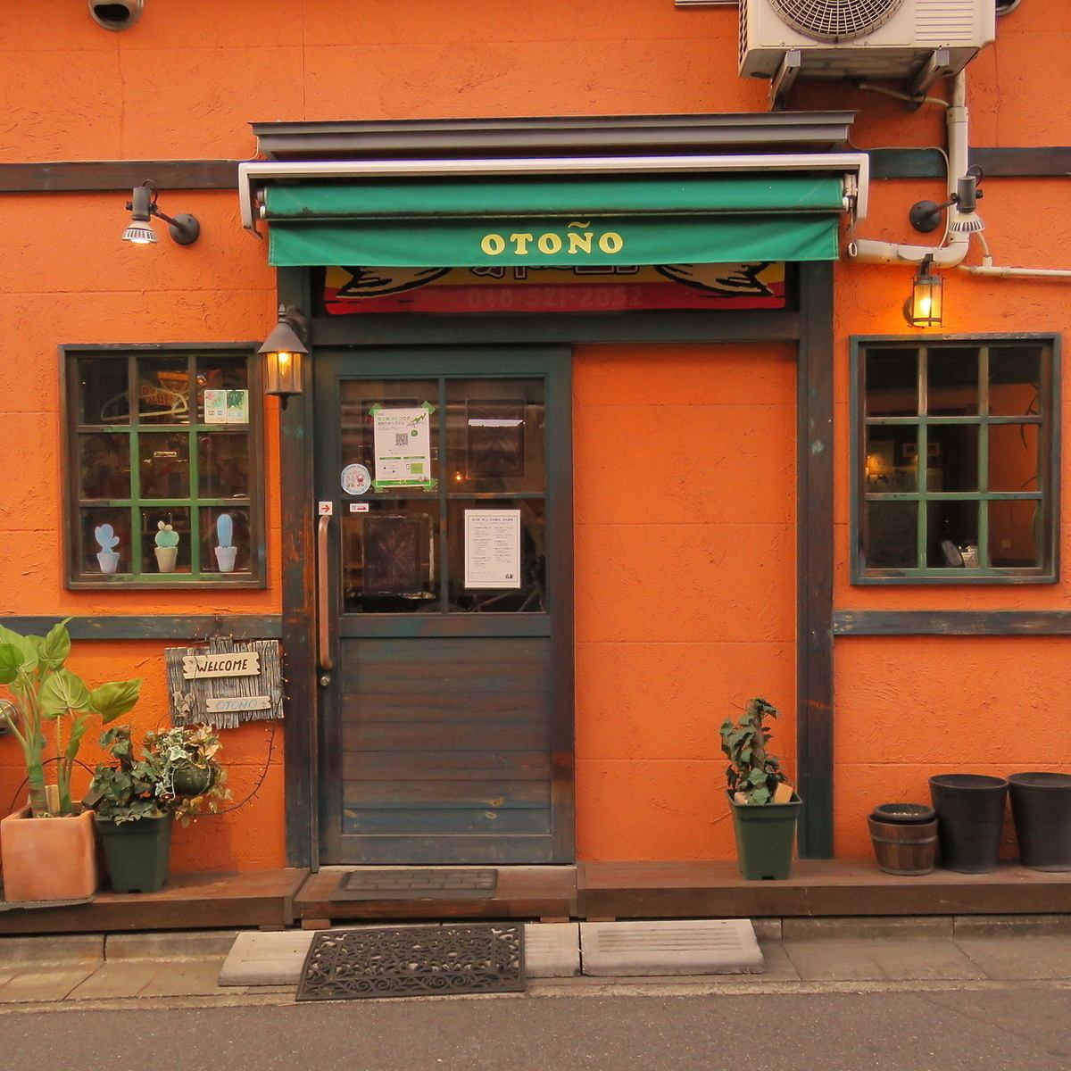 這家酒吧位於熊谷站北口外，以其自製的西餐而自豪！