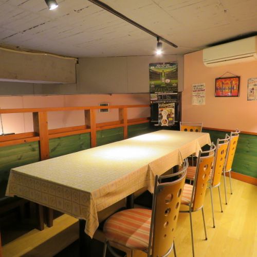 Loft seating for 6 to 10 people is a very popular space♪