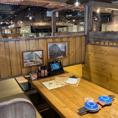 The seats next to you are also separated, so you can enjoy your meal with peace of mind! I'm glad that it's close to the drink corner ♪