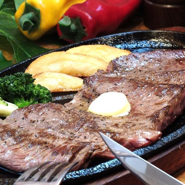 There is a wide variety of menus from the overwhelming 1kg steak to the Okinawan specialty Ishigaki beef !!