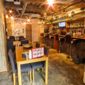 There are 2 tables for 4 people in the store.You can use it for in-store meals ♪ You can enjoy cafe use and sake with Korean gourmet snacks ♪ Ideal for girls' gatherings and dates.