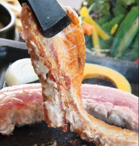 Please enjoy juicy pork with plenty of gravy ♪ [Extra-thick Samgyeopsal 1380 yen per person]