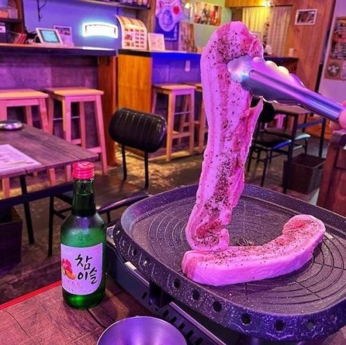 肉汁たっぷりなジューシーな豚肉をご堪能ください♪【極厚サムギョプサル　1人前1680円】