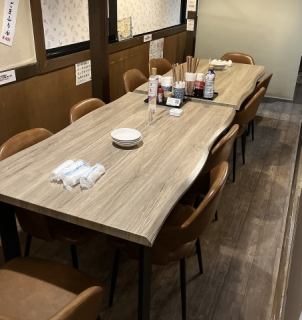 テーブル席の仕切りを外すと6名から14名まで宴会出来ます