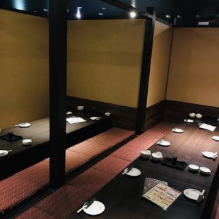 仲の良い友達や同僚が集まれば、『大庵』へお越しください！ふらりと足を運べるのも魅力のひとつです。肩肘張らず過ごせる掘りごたつのお席で、ボリューム満点な料理をお召し上がりください。12名様、14名様用の完全個室をご用意。2部屋繋げると26名様までご利用いただけます。