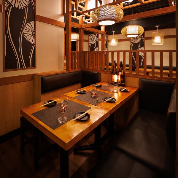 落ち着いた和の雰囲気が漂う広々としたテーブル席をご用意しております。ゆったりとくつろぎながらお食事やお酒をお楽しみいただけます。周囲を気にせず、大切な方とのお食事や接待、宴会にも最適。炭火焼きの香ばしいやきとんや、新鮮な海鮮料理を堪能しながら、心地よいひとときをお過ごしください。