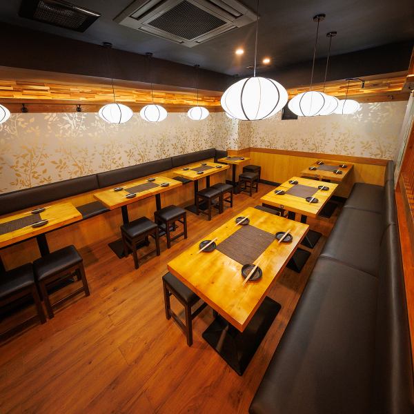 大人数での宴会やパーティーに最適!1フロア貸切や部分貸切が30名様からご相談可能です。歓送迎会や会社宴会、同窓会など、シーンに合わせたレイアウト変更も可能。ご予算やご要望も柔軟に対応いたしますので、お気軽にご相談ください。美味しい料理とお酒を囲みながら、特別なひとときをお楽しみください!