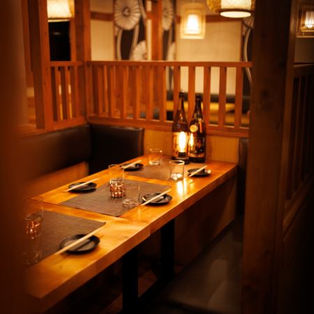 接待や合コンなど、プライベートな時間を大切にしたいシーンにぴったりの空間です。落ち着いた雰囲気の中で、お食事や会話を存分にお楽しみいただけます。周りを気にせず、ゆっくりと過ごせるお席で、大切なお時間をお過ごしください。ご宴会にぴったりな2時間飲み放題付コースも多数ご用意。