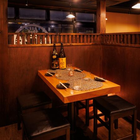 ゆったりと足を伸ばして、リラックスできるお席をご用意。お食事をしながら、くつろぎのひとときをお過ごしいただけます。プライベート感を大切にした空間で大切な方々とゆっくり会話を楽しめます。会食や宴会にも最適な、落ち着きのある席でご予約必須の大人気席です。