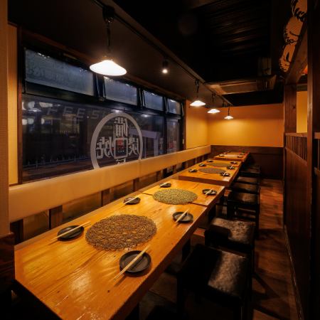 木の質感と間接照明が心地よい和の空間。風情あふれるテーブル席で、丁寧に仕込まれた逸品料理をお楽しみいただけます。やきとんや馬刺しを囲みながら、仲間と過ごす贅沢な時間をご堪能ください。飲み放題付きコースでさらに満足度アップ◎