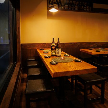 炭火で香ばしく焼き上げたやきとん、職人目利きの海鮮、馬刺しをなど和モダンな空間で堪能。飲み放題付きのコースで心もお腹も満たされること間違いなし！？。上質な料理と落ち着いた空間で、大人の集まりにふさわしい宴を演出いたします。