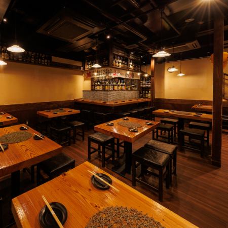 和の趣が漂うテーブル席は、会社宴会や仲間との集まりに最適。やきとんや馬刺しをはじめ、旬の海鮮料理も充実。飲み放題も好評です。美味しいお料理と共に自然と会話も弾む心地よいひとときになることをお約束いたします。