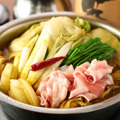 種類豊富な美味しい鍋料理！国産牛もつカレー鍋