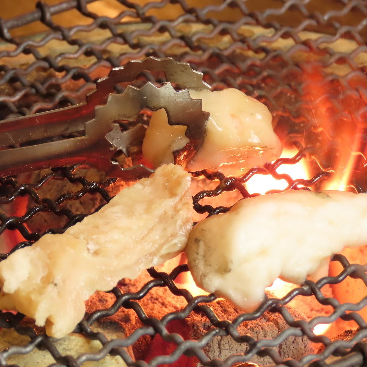 Enjoy fresh offal and yakiniku! We have plenty of seating available for families and banquets.