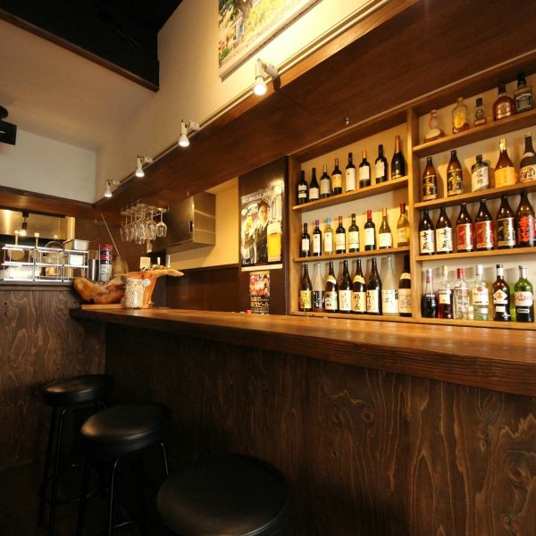 【Relaxing bar of station Chika 30-minute walk from Heiwajima】 A stylish calm shop feels the warmth of wood and a table seat for the party on the second floor.Please also visit casual couples or friends' casual drinking party as well as one person.