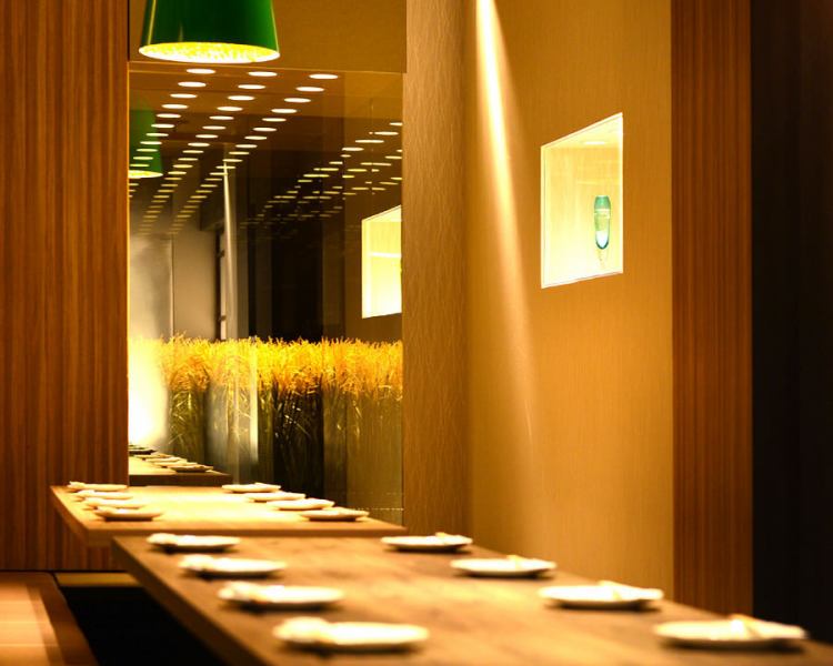 內部已全面翻新♪ 我們現在有很多私人房間。[2-4人包廂] x 7間 [6-10人包廂] x 3間 [11-16人包廂] x 3間 [17-26人包廂] x 2 ☆宴會廳最多可容納150人。可為70人及以上的團體提供私人預約服務。