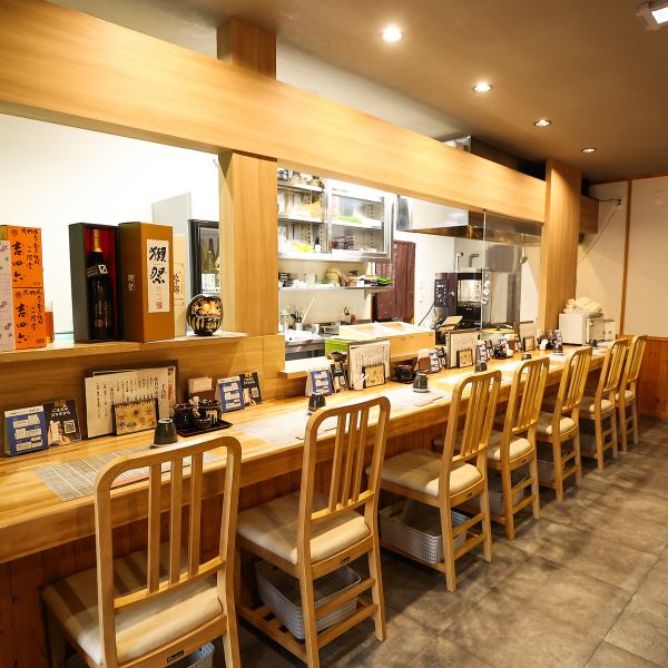 お一人様でも気軽に立ち寄れるカジュアルな雰囲気が魅力です♪活気あふれるカウンター席をご用意しており、職人の調理風景を目の前で見ながら料理やお酒をじっくりと楽しむことができます。お食事はもちろん、会話も楽しめる特等席。気兼ねなくフラッと立ち寄れる、居心地の良い空間でおもてなしいたします。