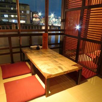 2nd floor table seats.Please feel the four seasons of Sai River.