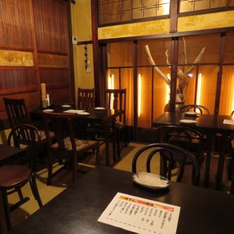 Kenroku no Ma，位於一樓的帶桌子座位的私人房間，受到秘書的歡迎。可以免費安排座位。這間客房位於一樓的後面，可容納私人房間。最多可容納16人。