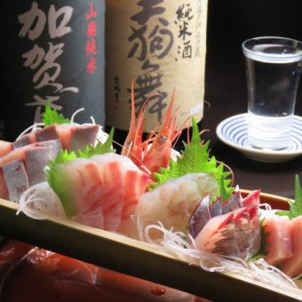 日本海生鱼片拼盘每天从近江町运送鱼。