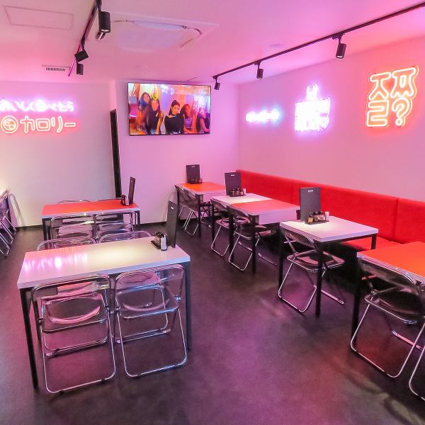 赤と白を基調とした店内になっております。とてもかわいらしい雰囲気で女性の方に入っていただきやすい雰囲気になっております。店内はK-POPが流れておりテレビにも映しています！韓流の雰囲気をお楽しみください♪