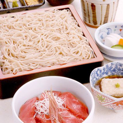 Seiro soba (udon) and marinated bluefin tuna rice bowl