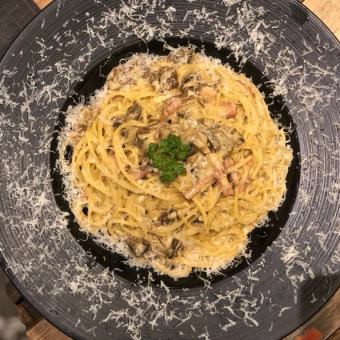 Rich carbonara with bacon and mushrooms