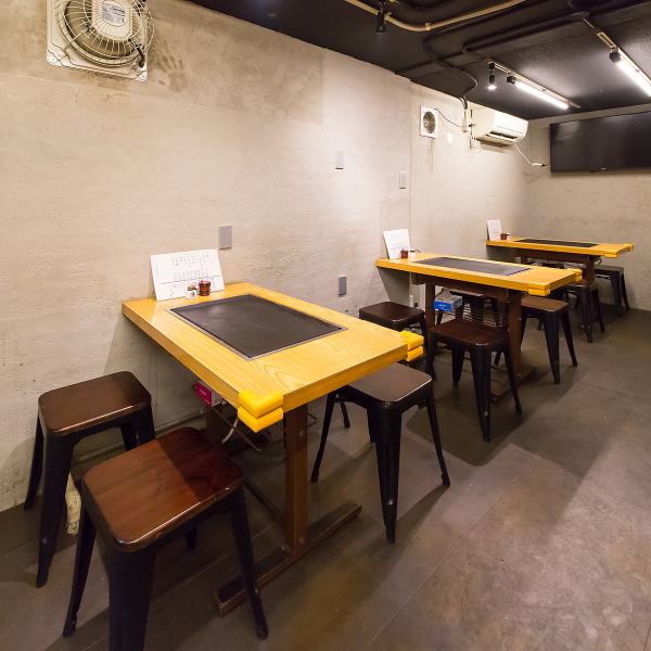 [Tables] Our restaurant has 3 tables that seat 5 people.This is a comfortable and relaxing space where you can enjoy your meal in a relaxing atmosphere that feels like home!