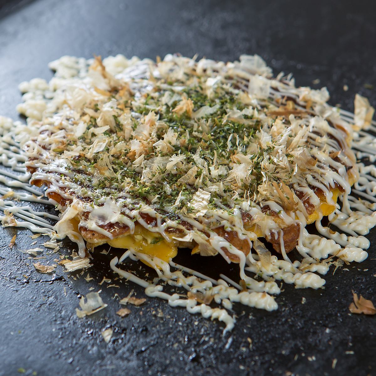 Enjoy authentic Osaka okonomiyaki made with carefully selected ingredients in a long-established restaurant!