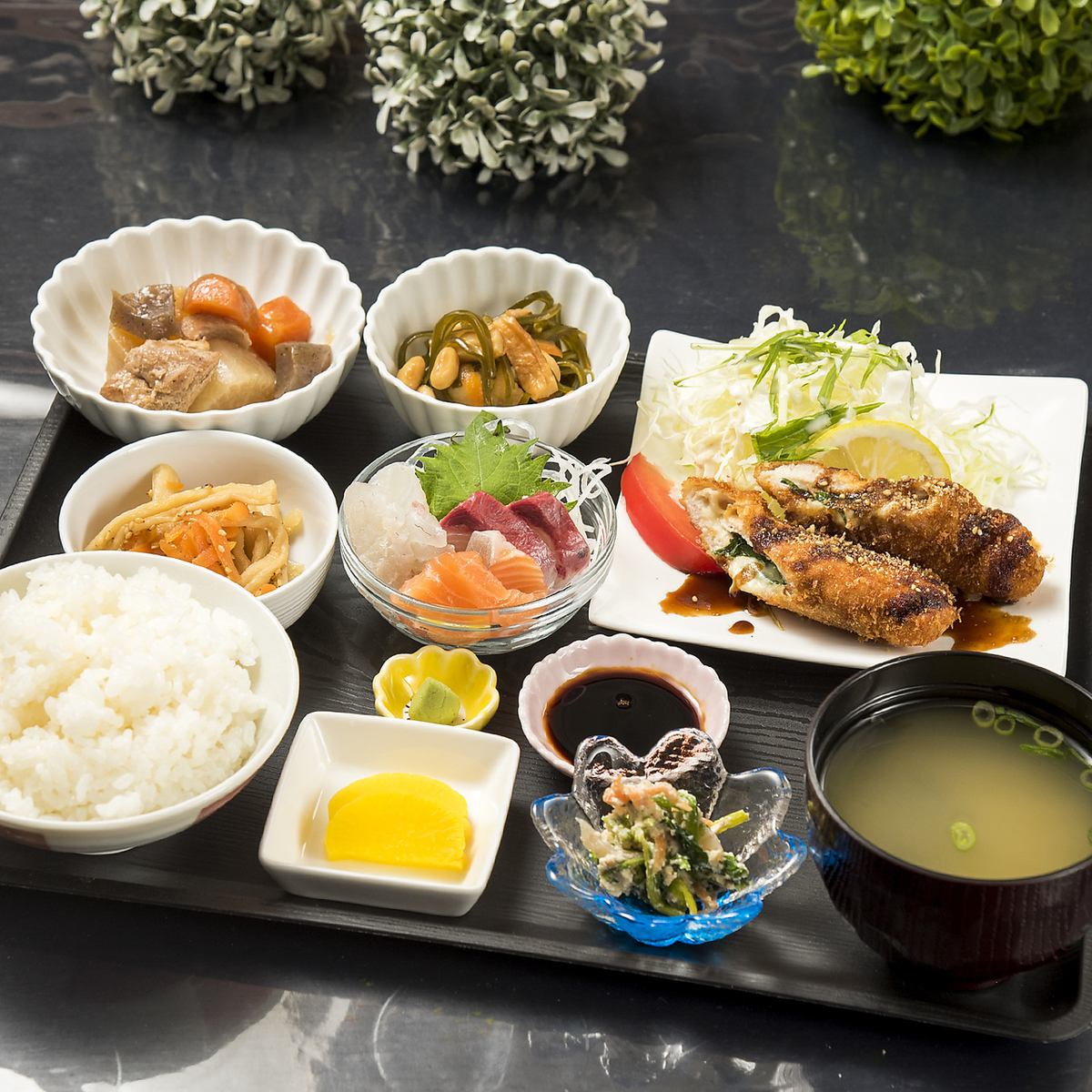 We have a wide variety of menus such as daily lunch, set meals, noodles, and rice bowls.