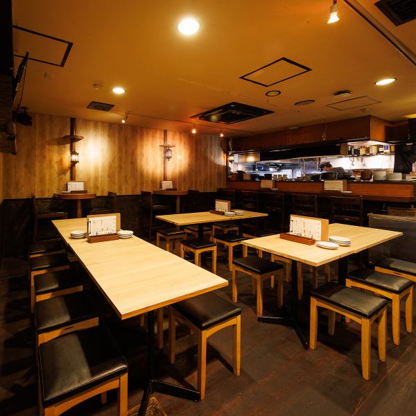 レンガ風なオシャレな店内で歓送迎会や宴会にピッタリ！自慢の九州料理とともに素敵な時間をお過ごしください！ 各種飲み放題付きのコースも2999円～とリーズナブルにご用意しております♪