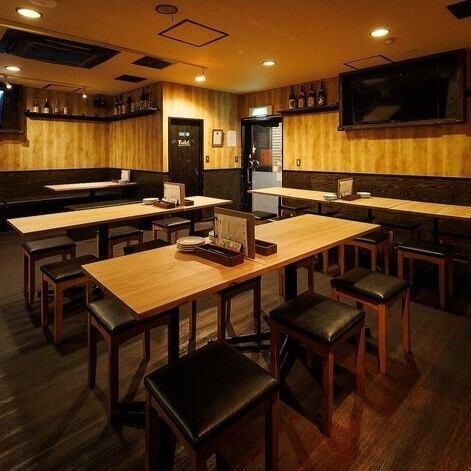 【赤羽駅東口より徒歩4分！！】 広々とした店内◎ 大テーブルに加えソファー席も完備してますのでお子様連れもOK◎　同僚、友人、仲間たちなど様々なシーンで幅広くご利用いただけます！！美味しく楽しく飲むならにくまれ屋へ☆ 