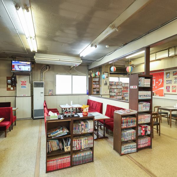 昭和レトロな空間に、赤いソファ席や漫画棚、懐かしのポスターがずらりと並ぶ店内。市場の喧騒を忘れさせてくれる、どこかほっとする雰囲気が魅力で、まるでタイムスリップしたような気分に。食事を楽しみながら、空間そのものも味わえる、まさに“隠れ家”と呼ぶにふさわしい一軒です。
