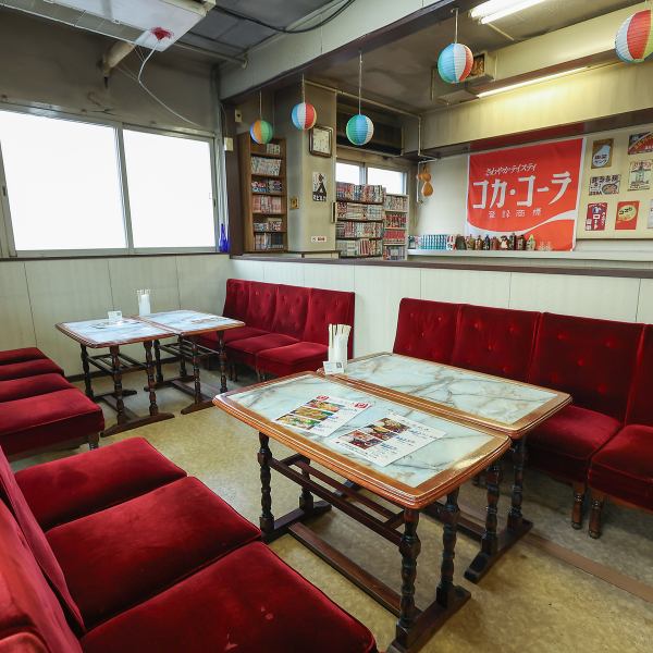 赤いベルベット調のソファ席に、木目のテーブルが並ぶ店内は、どこか懐かしくて落ち着く雰囲気。2名～4名掛けのテーブルが中心で、少人数でも利用しやすく、ゆったりとした時間を過ごせます。観光の合間や仕事の合間のランチ、朝ごはんにもぴったりな、居心地の良さが魅力です。