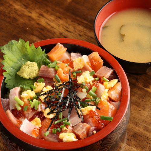 【彩りも味も大満足の海鮮チラシ】マグロ・サーモン・いくらが輝く海鮮チラシ 1,580円