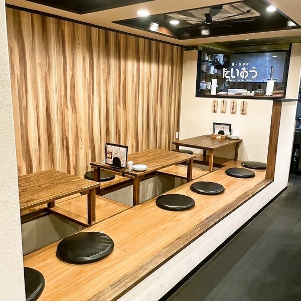 ゆったりとくつろげる広い掘りごたつ席は、仲間同士の宴会や会社の飲み会にぴったりの空間です。心地よい雰囲気の中で、楽しい時間をお過ごしいただけます。少人数の集まりから大型宴会まで、さまざまなニーズにお応えできる席をご用意しています。皆様のご来店を心よりお待ちしております！