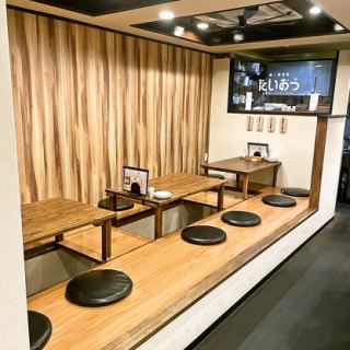 <最大4名様までご利用可能！>心地よい掘りごたつ席をご用意しており、仲間や友人と共に、リラックスした雰囲気の中で美味しい料理を囲みながら、特別な夜を演出します。人数に合わせたお席をご用意しています。思い出に残る時間をお過ごしください！お待ちしております。